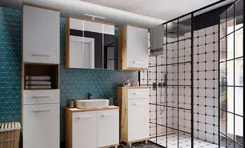Badezimmer mit weissen Badmöbeln in Holzrahmen, Waschbeckenunterschrank mit Spiegelschrank und Hochschrank links, rechts Dusche mit schwarzer Glasabtrennung und gemusterten Fliesen.